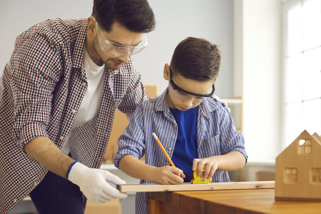 Zdjęcie przedstawiające ojca i syna majsterujących